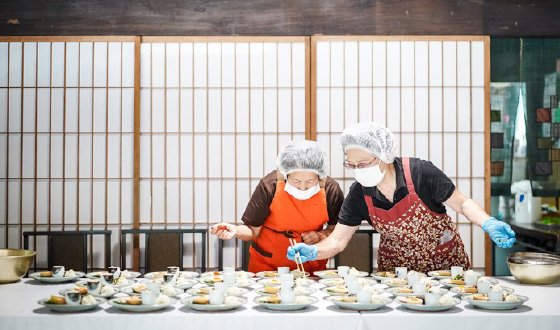 地元のお母さんたちが心を込めた料理でおもてなし