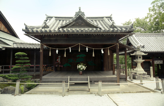 11 阿智神社に向かう石段からは、緑御殿の瓦がよく見える