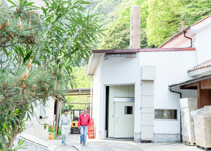 02 澄川酒造場は萩市中心街から車で約１時間。山あいの静かな中小川地区にある。