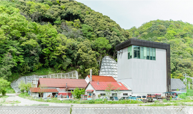 02 澄川酒造場は萩市中心街から車で約１時間。山あいの静かな中小川地区にある。