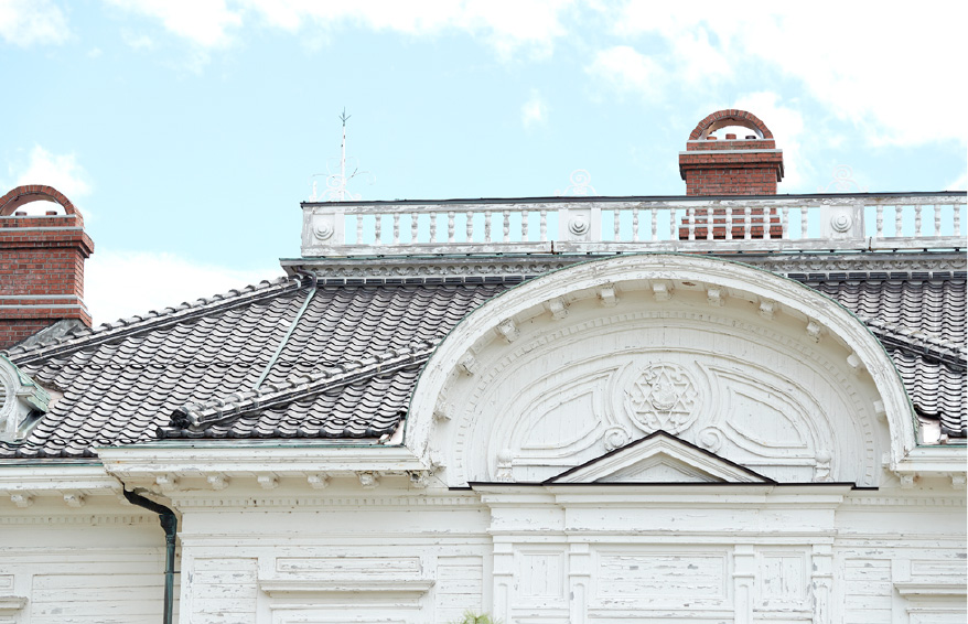 05 関ポーチや扉の装飾はシンプルながら、アーチ型の破風は凝った造りになっている。