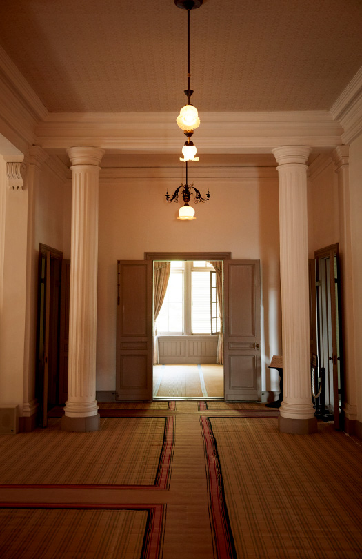 15 御寝室前のロビーには、結界の役割を果たす装飾用の円柱が設けられている。
