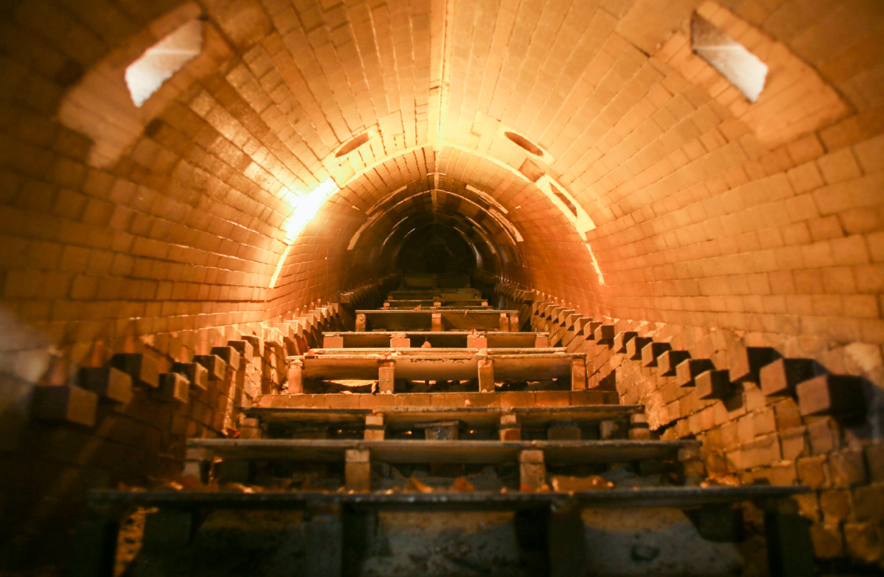 06 半地下式穴窯の内部。山の斜面に沿うようにつくられている。