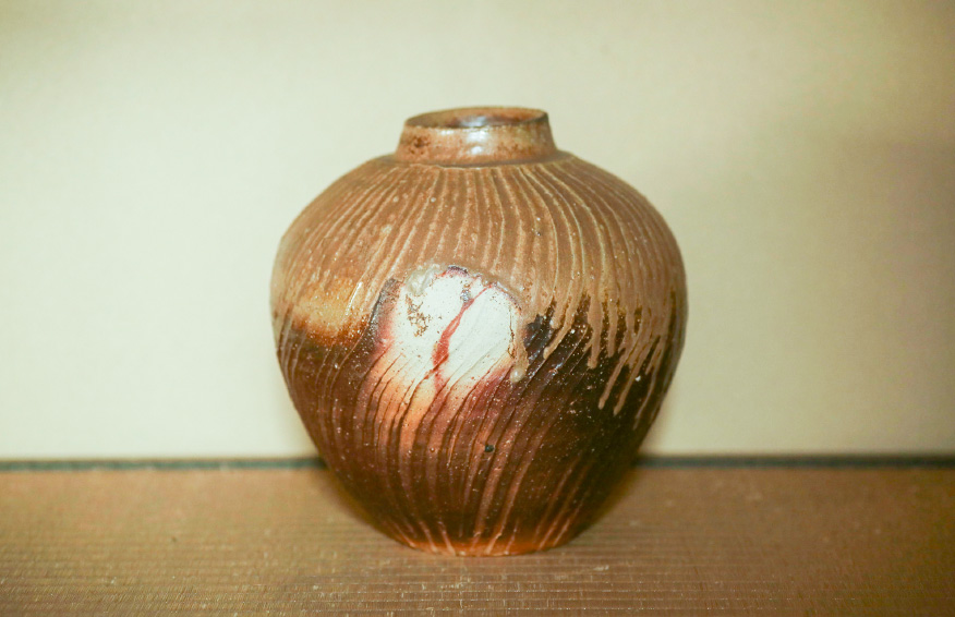 10 松割り木の灰が飛んでできる「ごま」と、藁の成分が付着してできる赤い線「火だすき」が見られる壺。