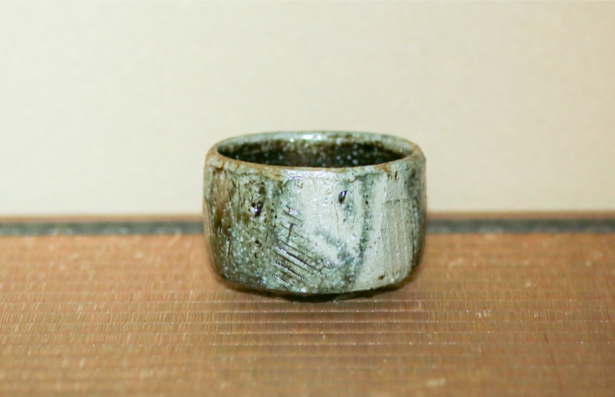 11 1200℃の窯から素早く取り出すことで青っぽい色にする「引き出し黒」茶碗。伊勢﨑さんが15~16年前に考案した。