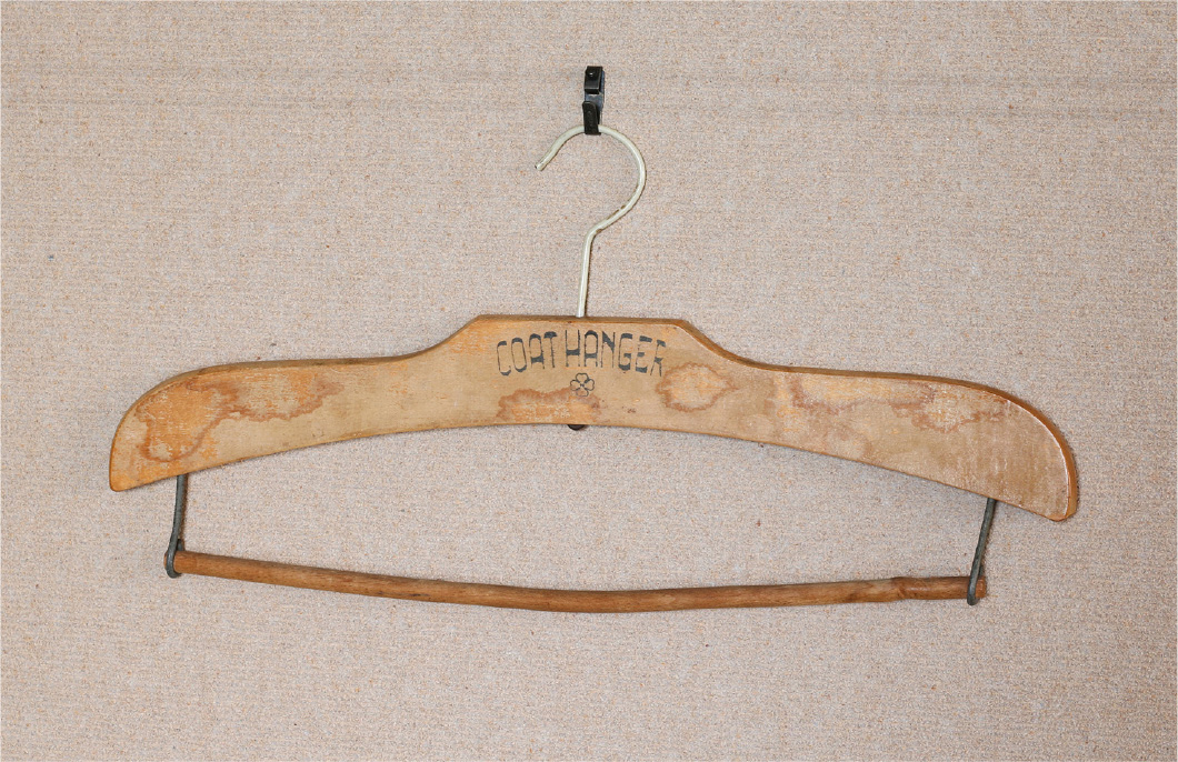 01 薄い木の板を肩のカタチに切り出した平らなハンガーが昭和30年代は一般的だった。