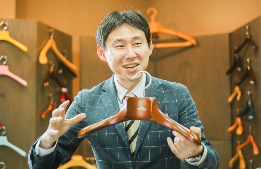 服をかけ、福をかける ~熟練の技で、最高のハンガーを~