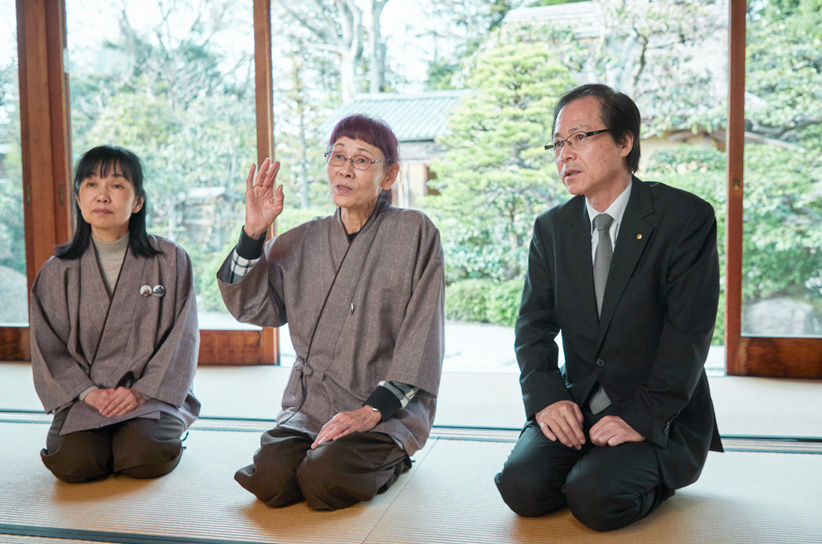 03 左から、ガイドの常松芳江さんと三谷テル子さん、森山俊男支配人。