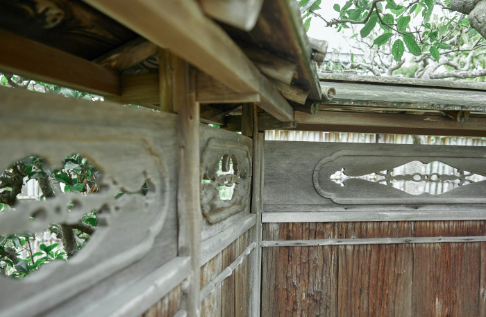 05 茶室周りに立つ透塀は、西の左甚五郎とも呼ばれる名工・小林如泥（じょでい）作。
