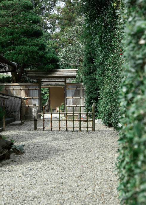 06 森山支配人は「明々庵のアプローチは京都の銀閣寺に似ていると言われる方もおられます」と話す。