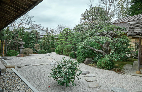08 森山支配人は「明々庵のアプローチは京都の銀閣寺に似ていると言われる方もおられます」と話す。