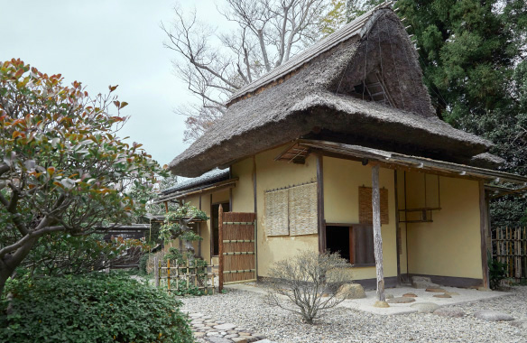 10 明々庵全景。雪や雨が多い松江では、厚い茅葺屋根が理にかなっている。