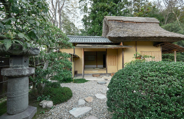 11 明々庵全景。雪や雨が多い松江では、厚い茅葺屋根が理にかなっている。