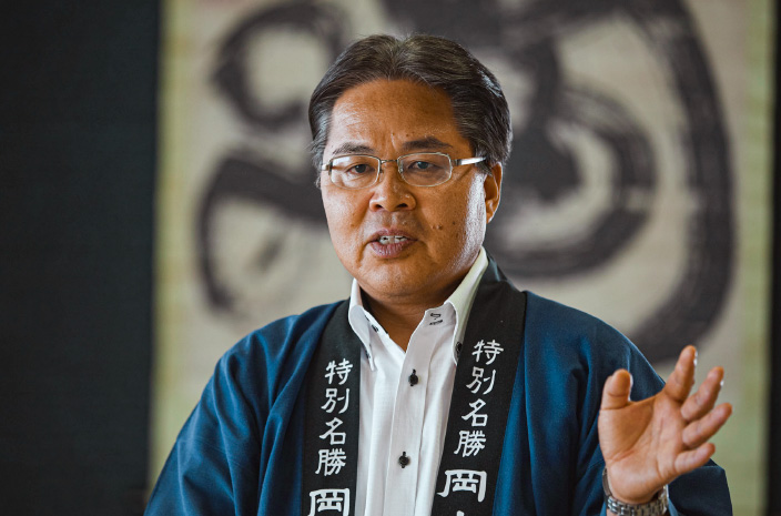 06 行事の際などに着用する法被が良く似合う、地元出身の信江所長。