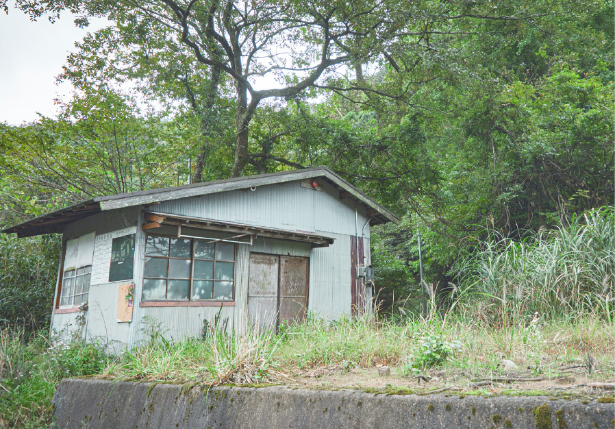 01　京都と出石を結ぶ旧街道沿いの山裾に、採石地がある。