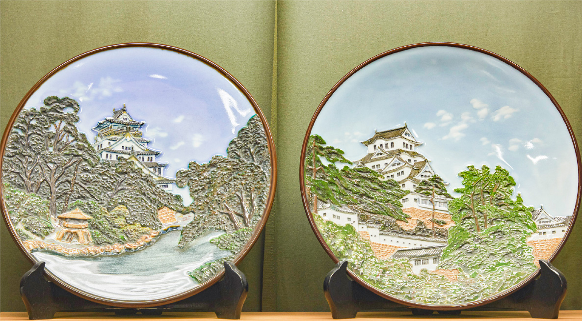 08　先代が制作した、飾り花をつけた皿、姫路城などを描いた皿は店舗に飾られている。