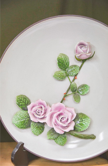 09　先代が制作した、飾り花をつけた皿、姫路城などを描いた皿は店舗に飾られている。