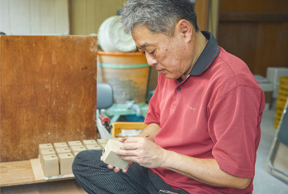 13　店舗とは離れた静かな場所に位置する工房で、朝から晩まで黙々と作陶に励む山本さん。