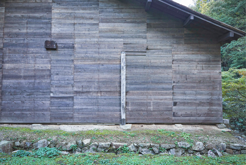 08 高殿の正面にある元小屋は、天保4年(1833)の火災後に再建された。内倉と呼ばれる作業場跡などが見学できる。