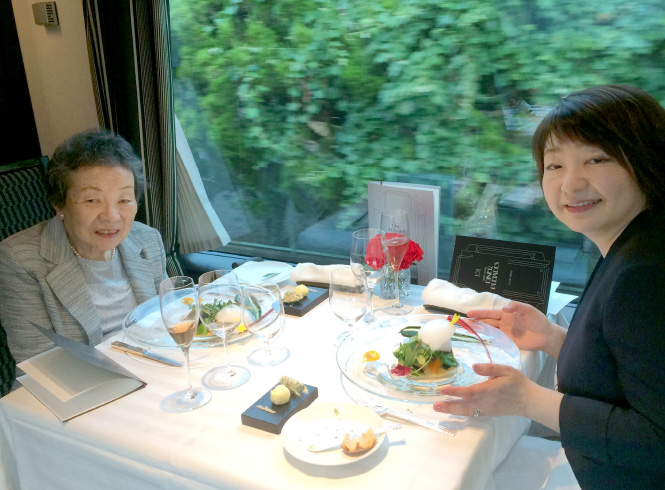 1日目のディナー。列車の中とは思えない豪華さで美味しくいただきました。