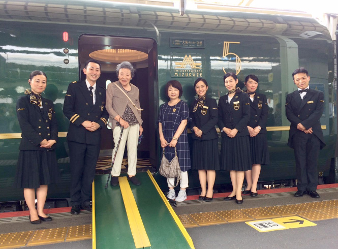 2日目観光を終え松江駅から再び乗車する時に出迎えてくださったクルーの方との一枚。