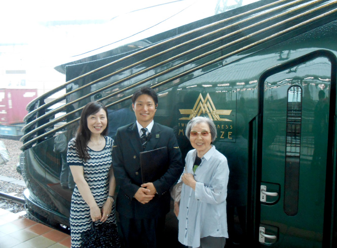 楽しかった旅の終わりに下関駅にて<br>サービスクルーの橋本さんと３人で。