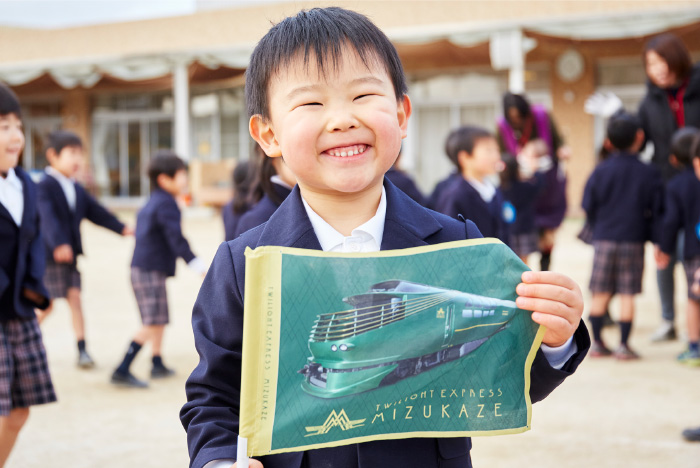 子どもたちの心にも 刻まれる、「瑞風」の麗姿