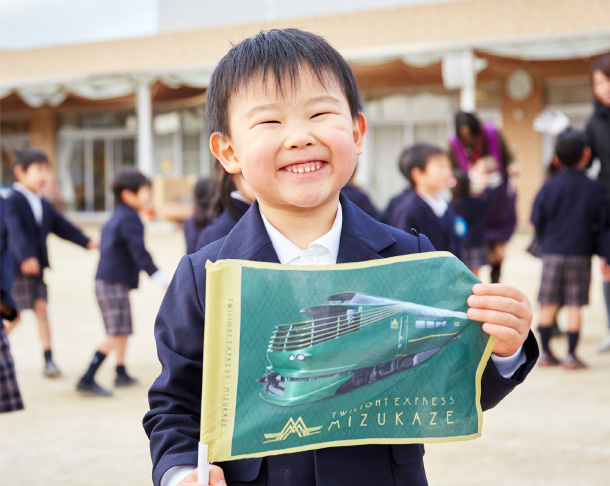 子どもたちの心にも刻まれる、「瑞風」の麗姿