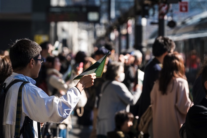 取材当日も瑞風を見送るために、多くの人々が集まりました