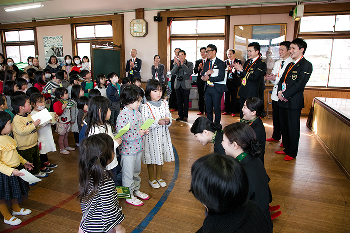 「瑞風」クルーへお手紙を読みあげる園児たち