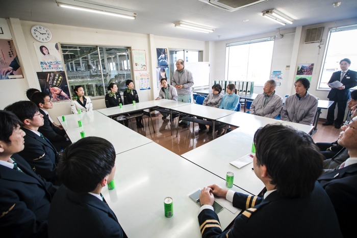 ジェイアール西日本リネン岡山支店での意見交換の様子。「瑞風」へのリネン提供に加え、お客様へのお手振りに対するお礼も伝えました