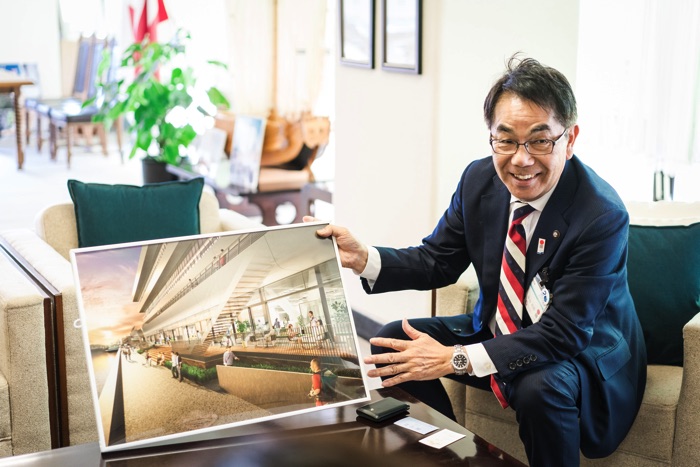 尾道市役所新庁舎の完成予想図を見せながら語る平谷市長