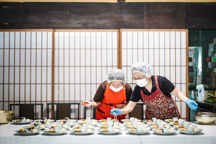 地元のお母さんたちが心を込めた料理でおもてなし