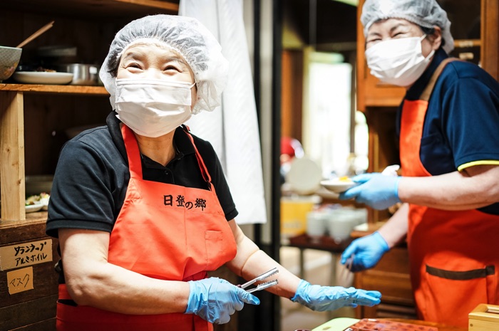 地元のお母さんたちが心を込めた料理でおもてなし