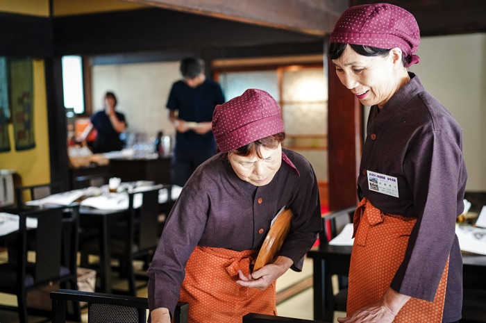 地元のお母さんたちが心を込めた料理でおもてなし