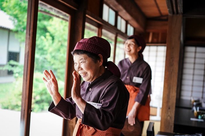 地元のお母さんたちが心を込めた料理でおもてなし