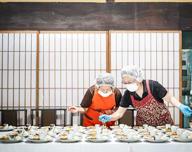 地元のお母さんたちが心を込めた料理でおもてなし