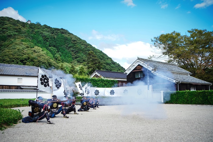 歓迎の喜びを放つ、岩国藩鉄砲隊の祝砲